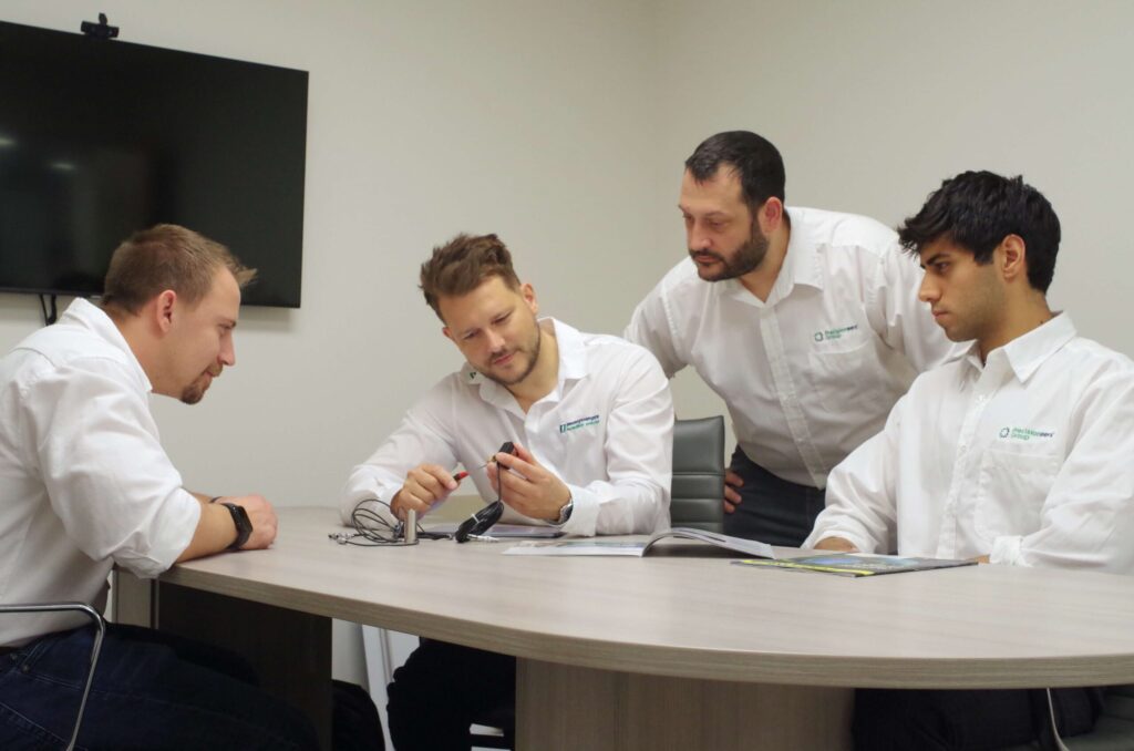 Inspecting piezo actuators and stages