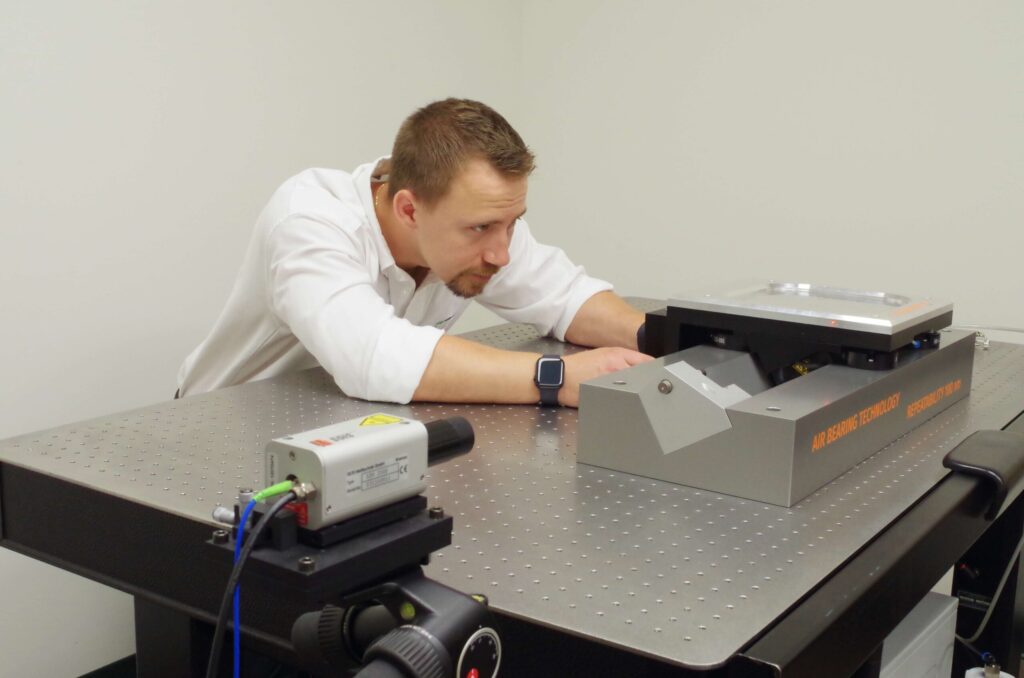 Aligning air-bearing stage with laser interferometer