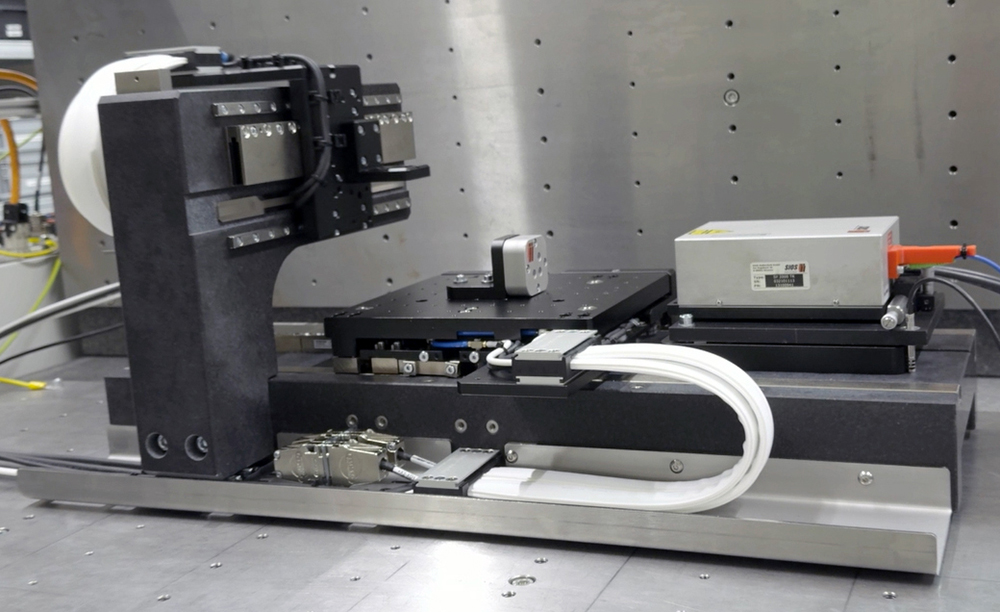 multi-axis wafer stage with yaw correction